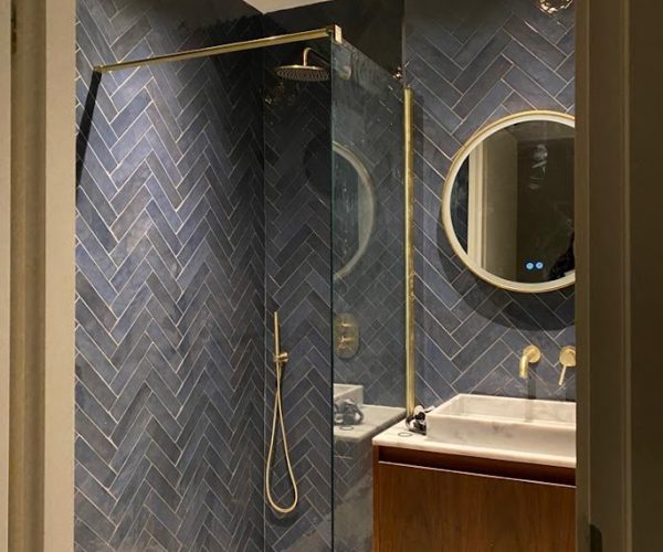 Bentinckstraat-Amsterdam-blue-tiles-bathroom-art-deco-day-interiors.jpg